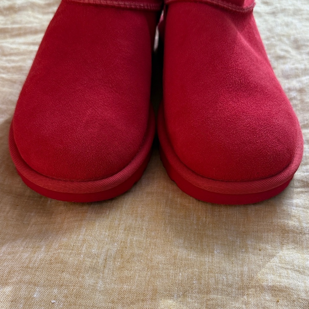 UGG Ultra mini in Ribbon Red new without tags - Picture 8 of 17